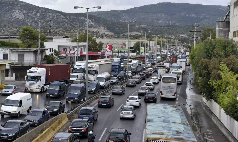Τροχαίο στην Εθνική οδό Αθηνών-Κορίνθου κοντά στα διυλιστήρια